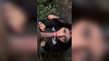 Flaca chapando en el parque