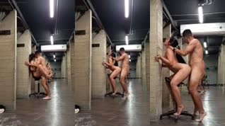 Se miran en el espejo mientras su amante la folla hardcore