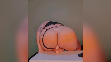 Gordita Nalgona Dandose Sentones En Su Dildo Grande