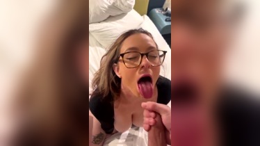 Perrita con lentes quiere su Lechita