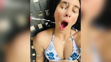 Puta recibe tremendo lechazo en la cara